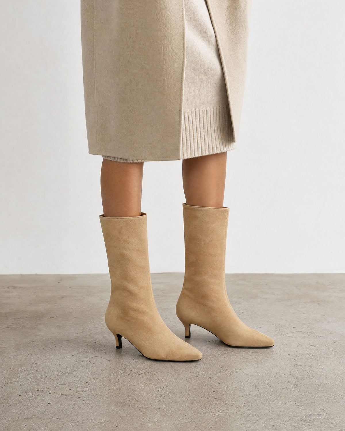 Bota de caña media en símil ante beige
