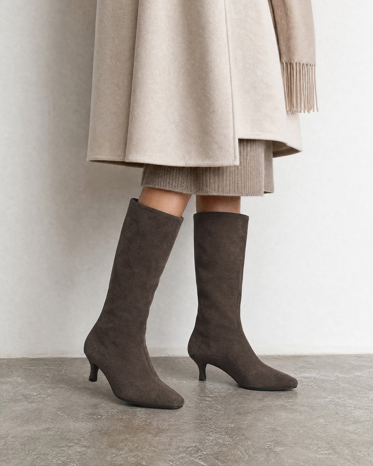 Halbhohe Stiefel in grauer Wildleder-Optik 