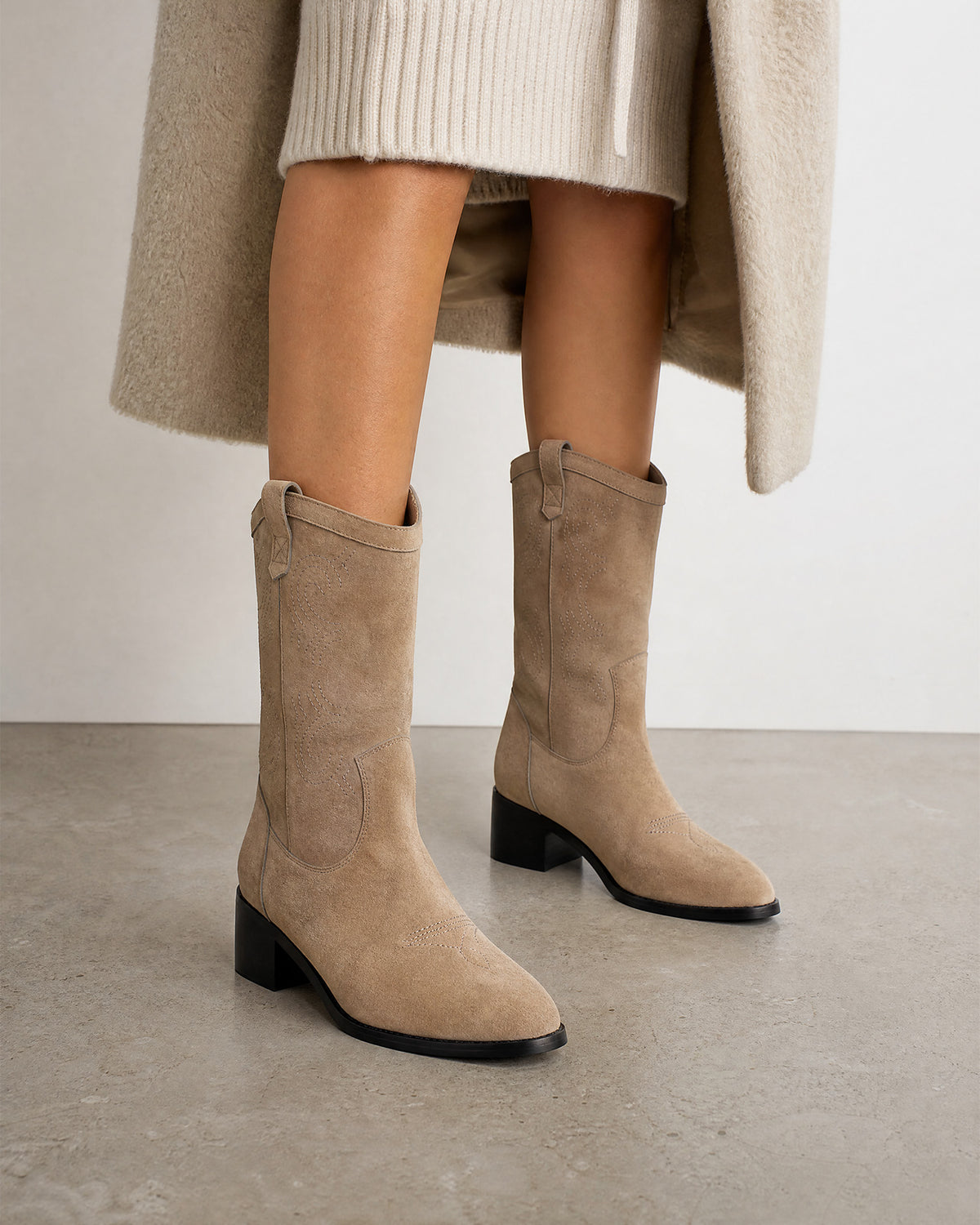 High-top ankle boot in a combination of grey suede 