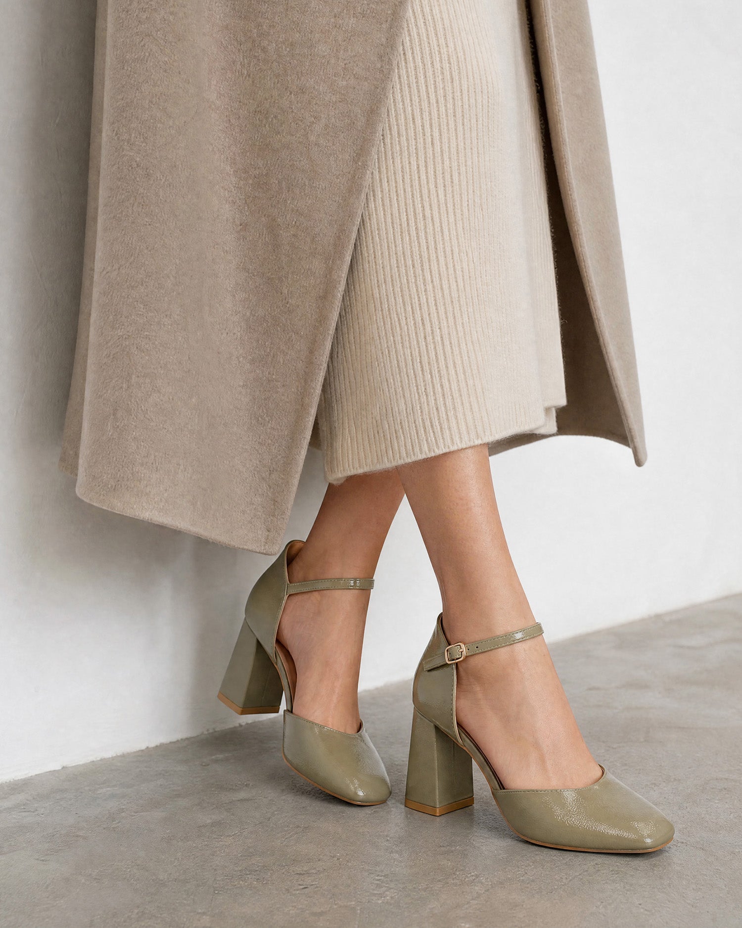 Khaki patent leather high-heeled shoe 