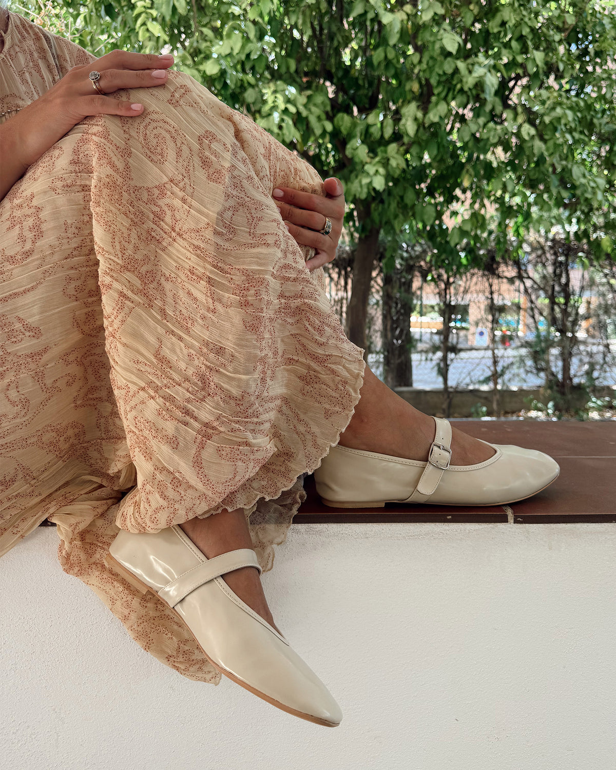 Flat Mary Jane ballerina in wrinkled brown patent leather 