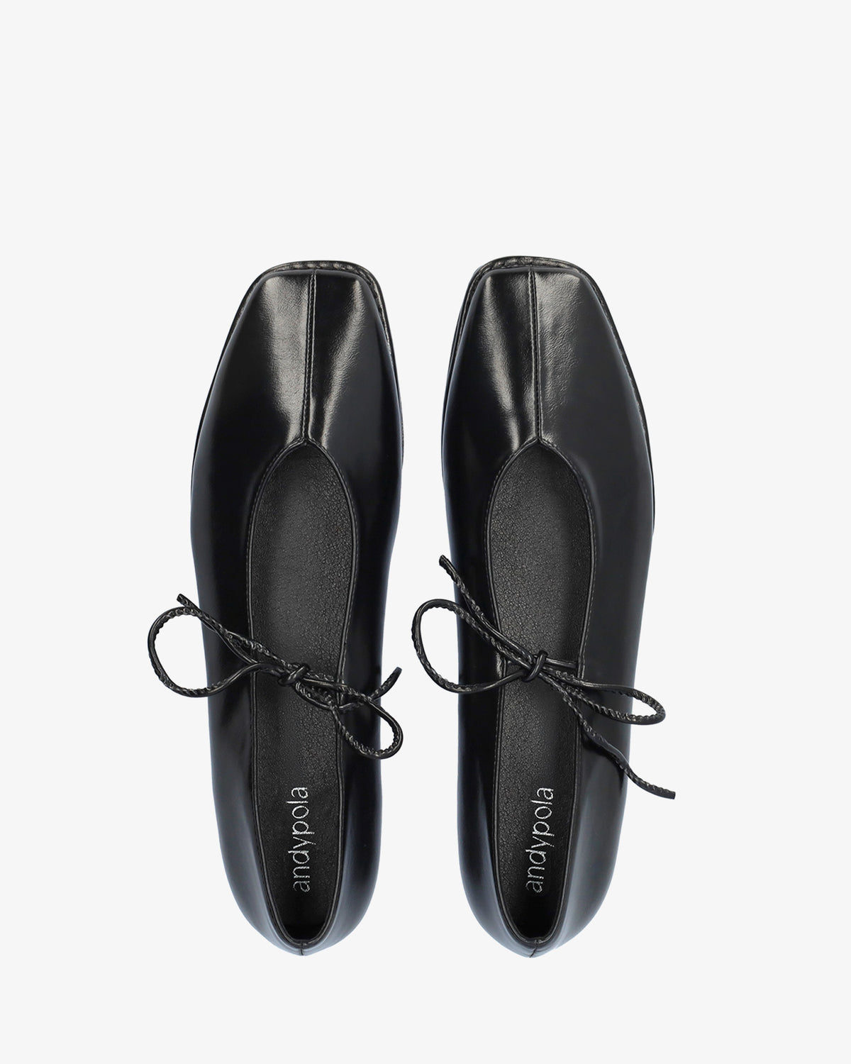 Flache Ballerina aus schwarzem Soft-Satin 