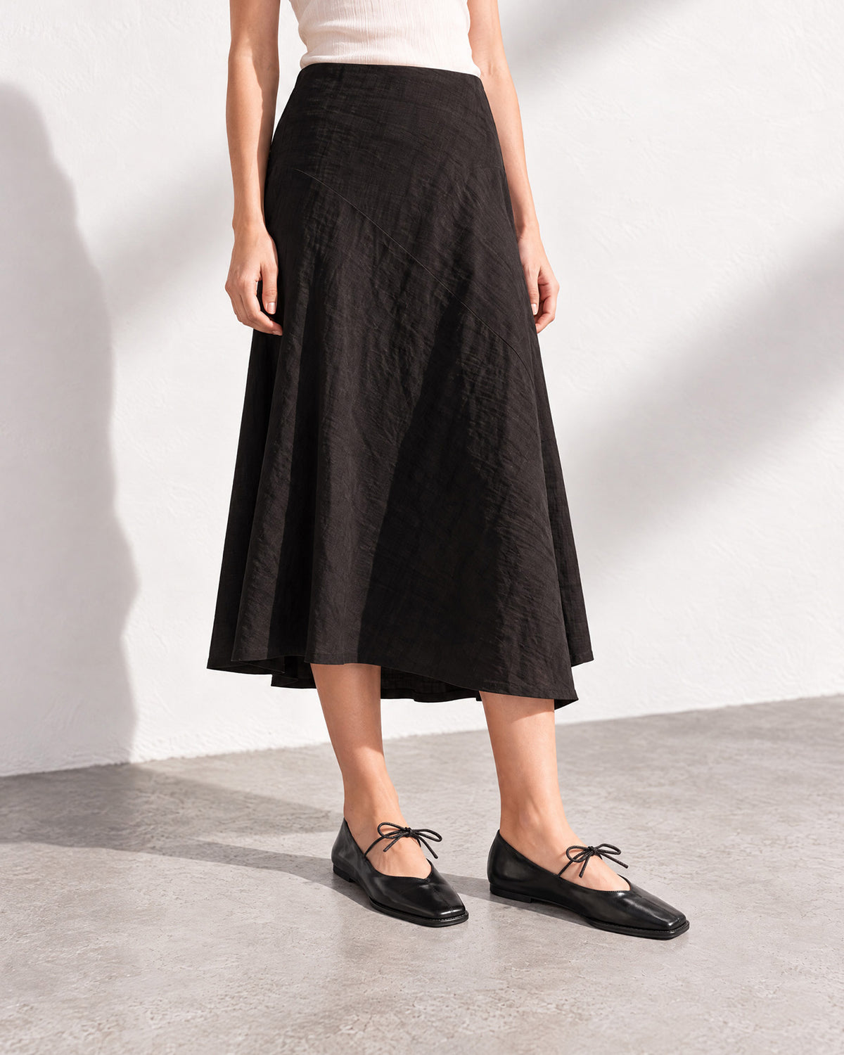 Flache Ballerina aus schwarzem Soft-Satin 