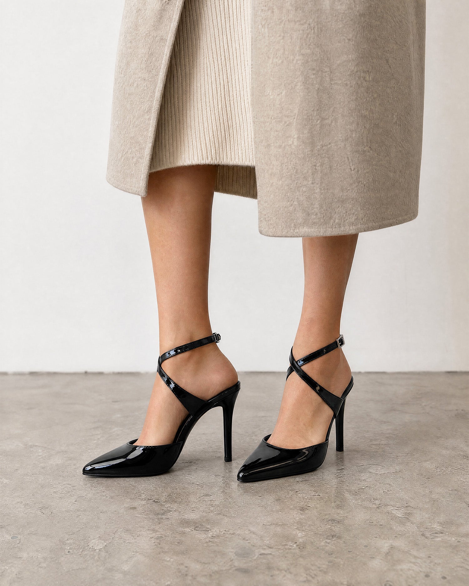 Offener Pumps aus schwarzem Lackleder mit Absatz 