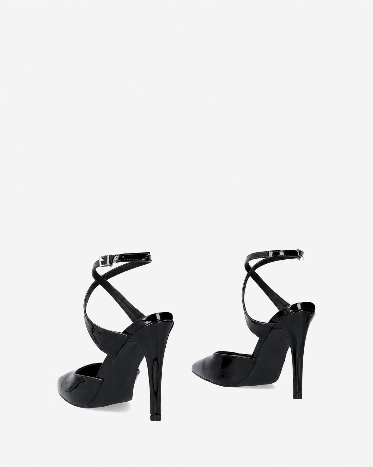 Offener Pumps aus schwarzem Lackleder mit Absatz 