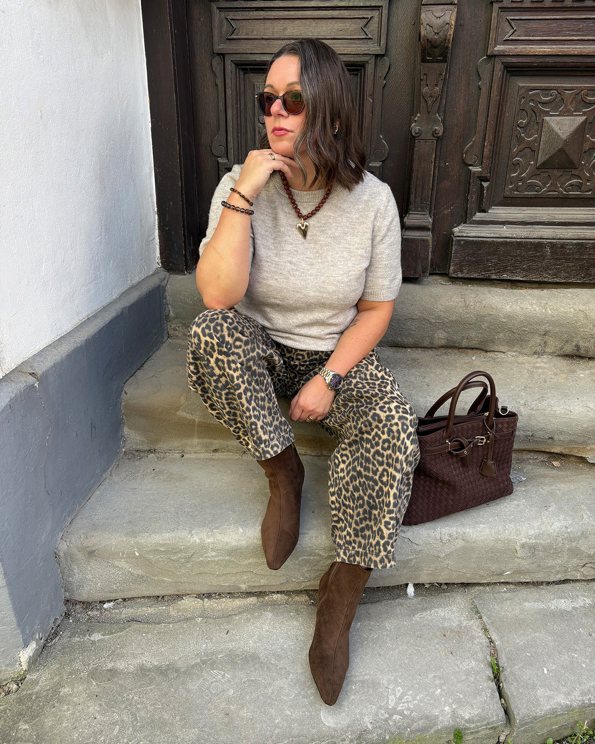 Stiefelette mit Absatz aus schwarzem Velourslederimitat 