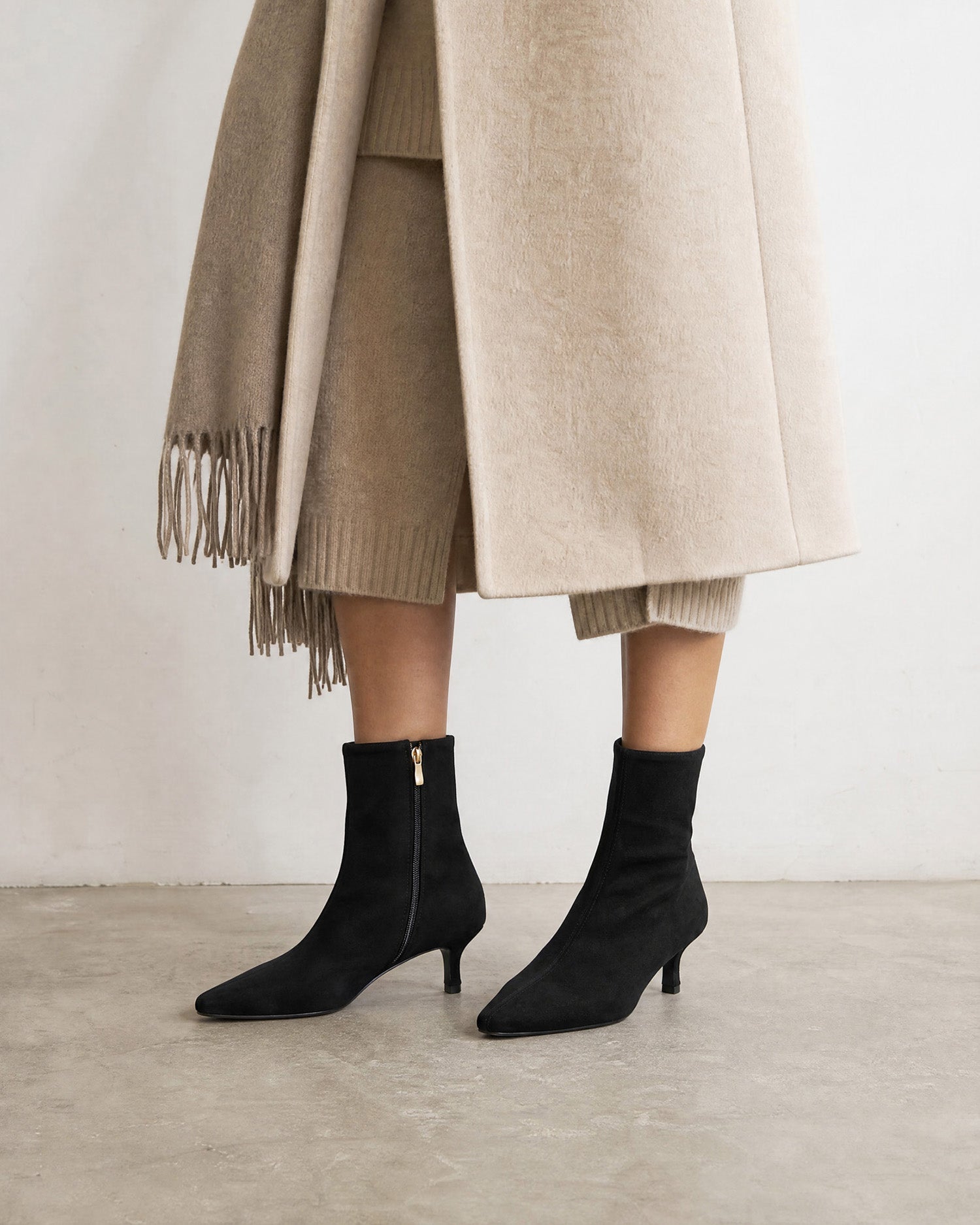 Stiefelette mit Absatz aus schwarzem Velourslederimitat 