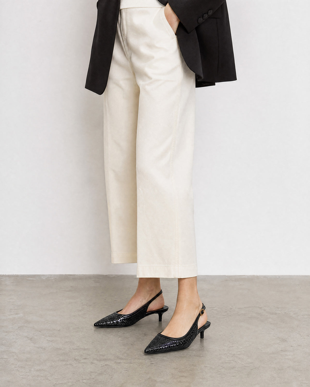 Slingpumps aus weichem geflochtenem Material in Schwarz 