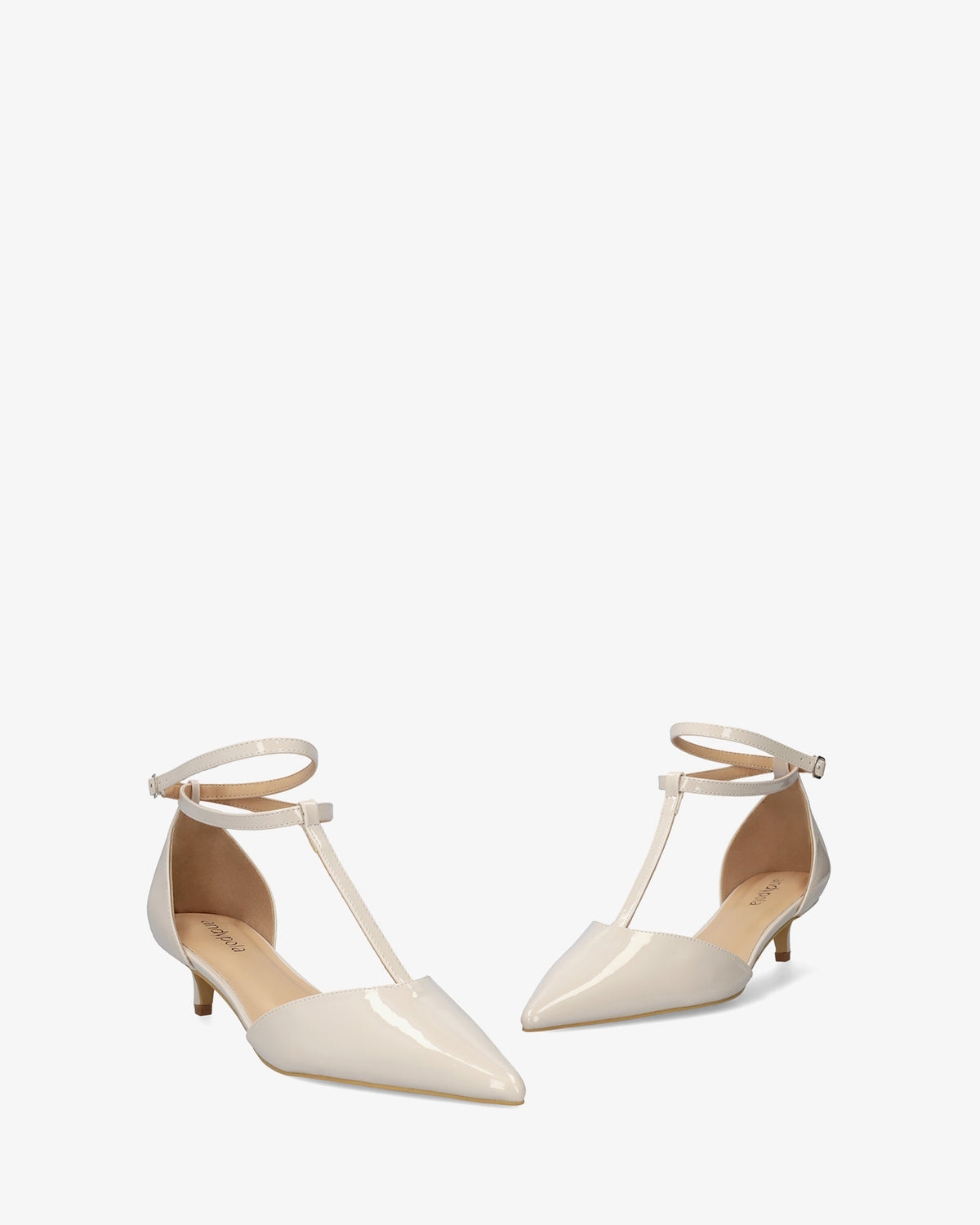 Salomé-Schuh mit Kitten-Heel aus cremefarbenem Lackleder 
