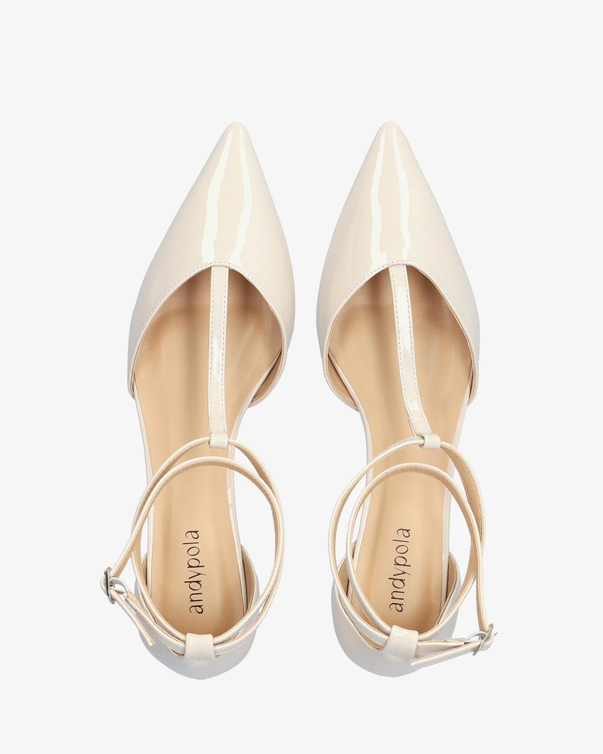 Salomé-Schuh mit Kitten-Heel aus cremefarbenem Lackleder 