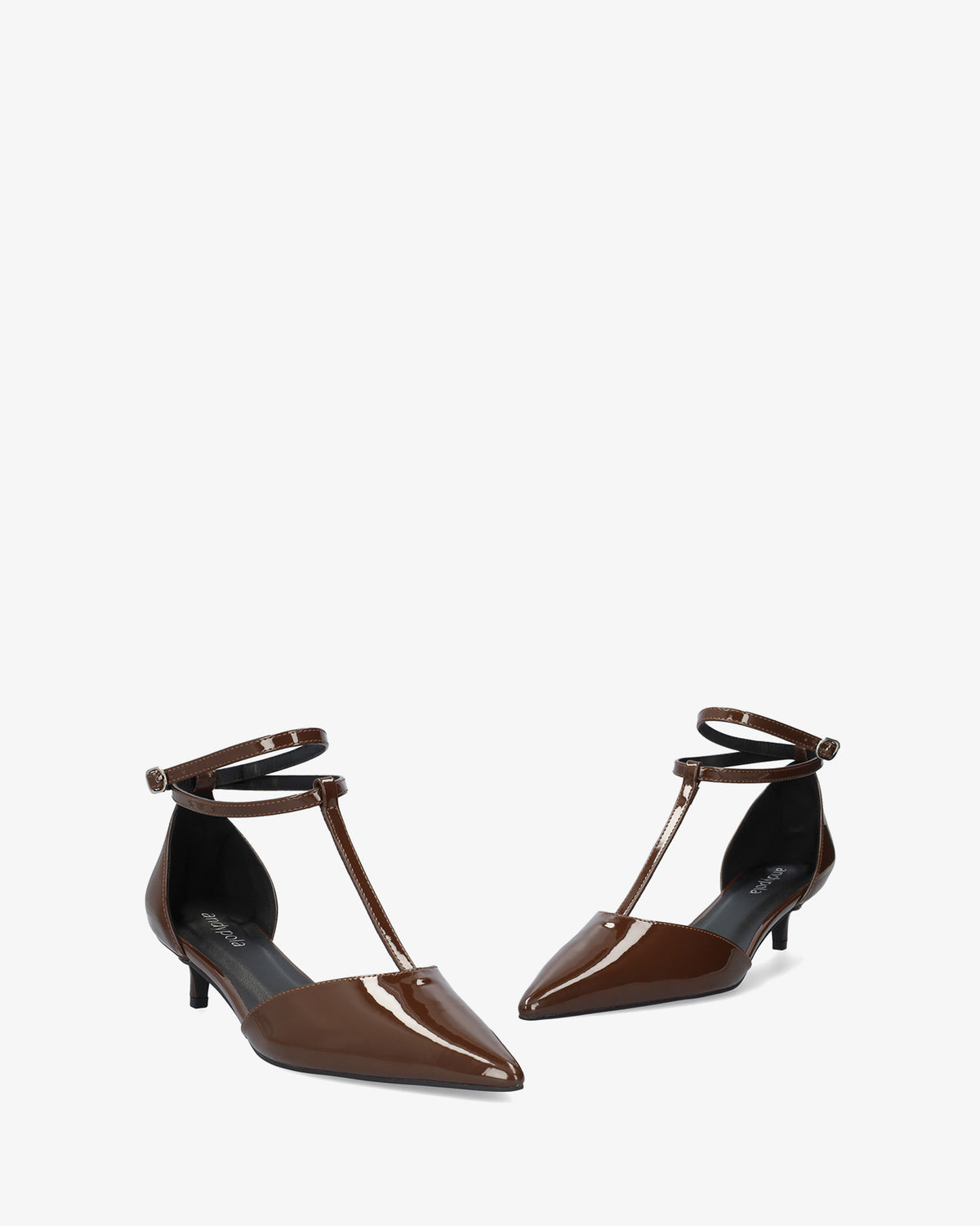 Zapato Salomé con tacón kitten en charol marron
