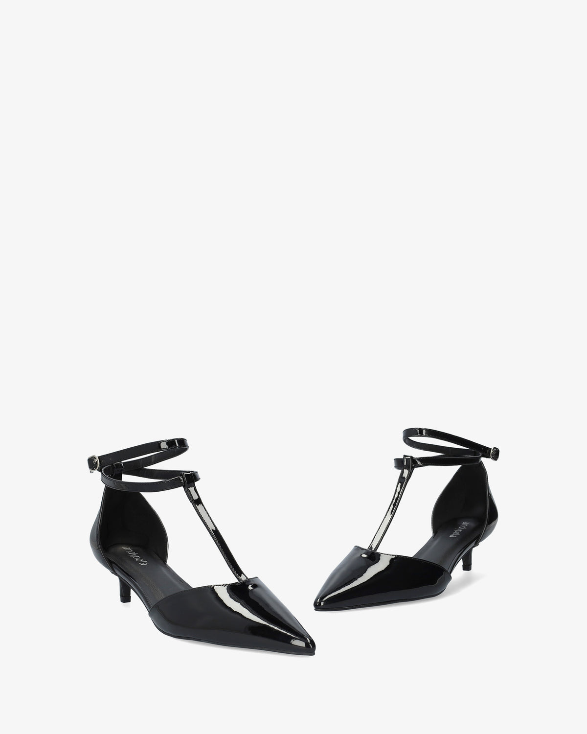 Zapato Salomé con tacón kitten en charol negro