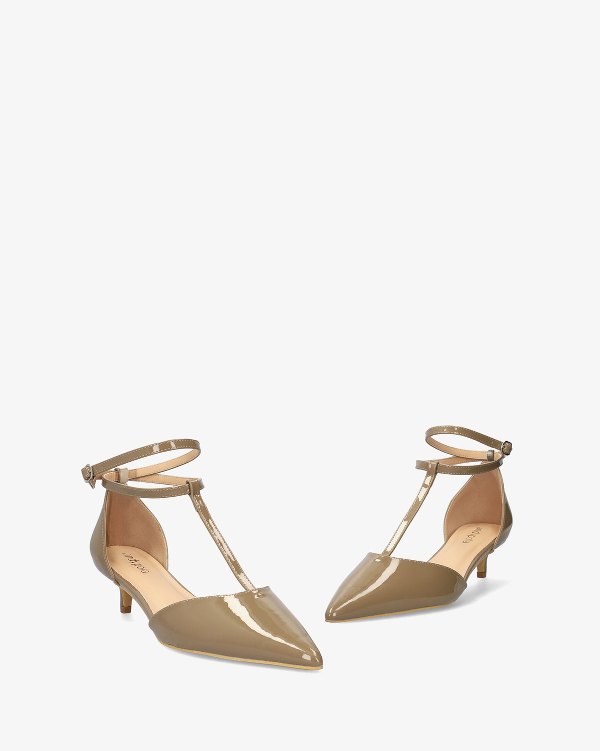 Zapato Salomé con tacón kitten en charol taupe