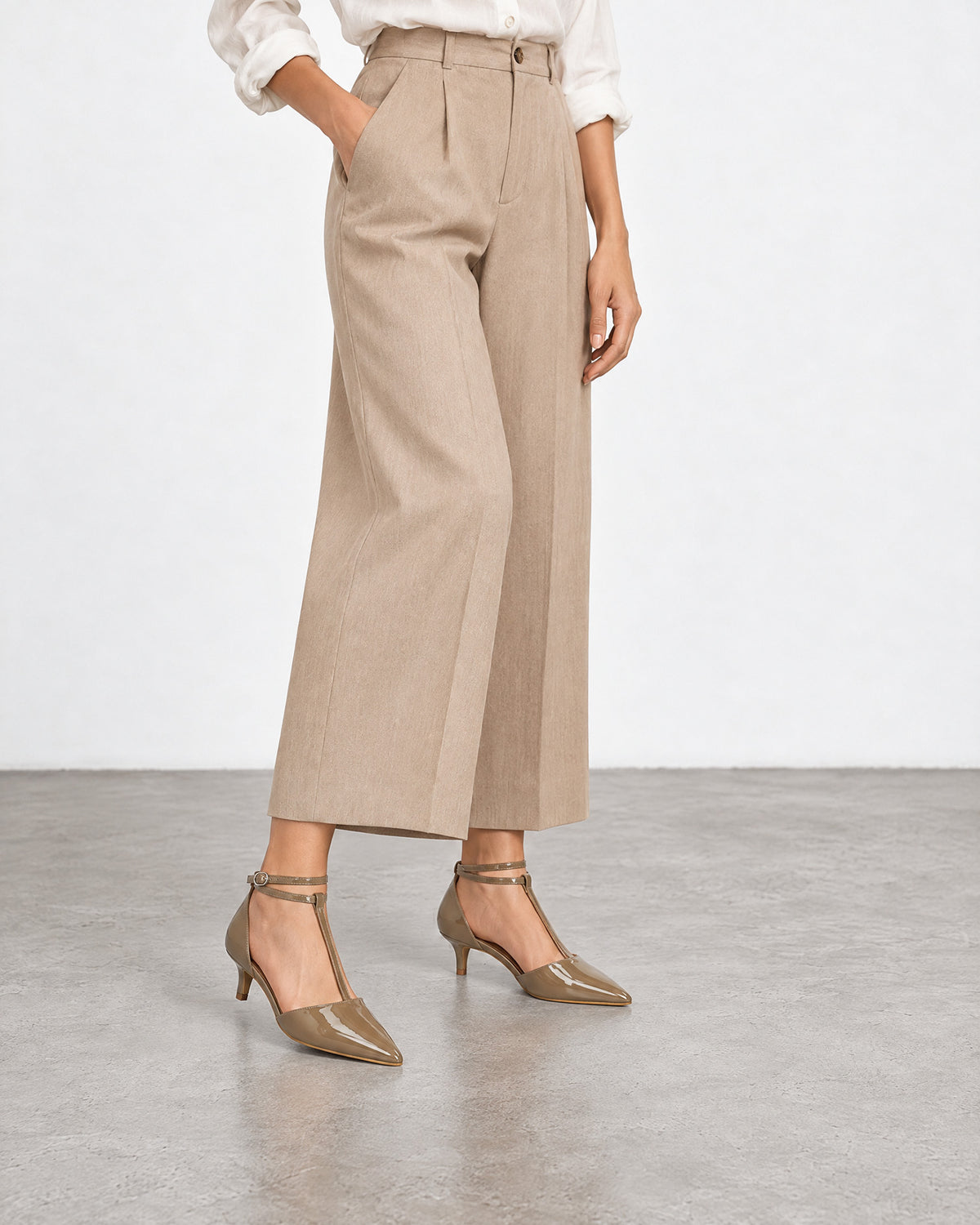 Zapato Salomé con tacón kitten en charol taupe