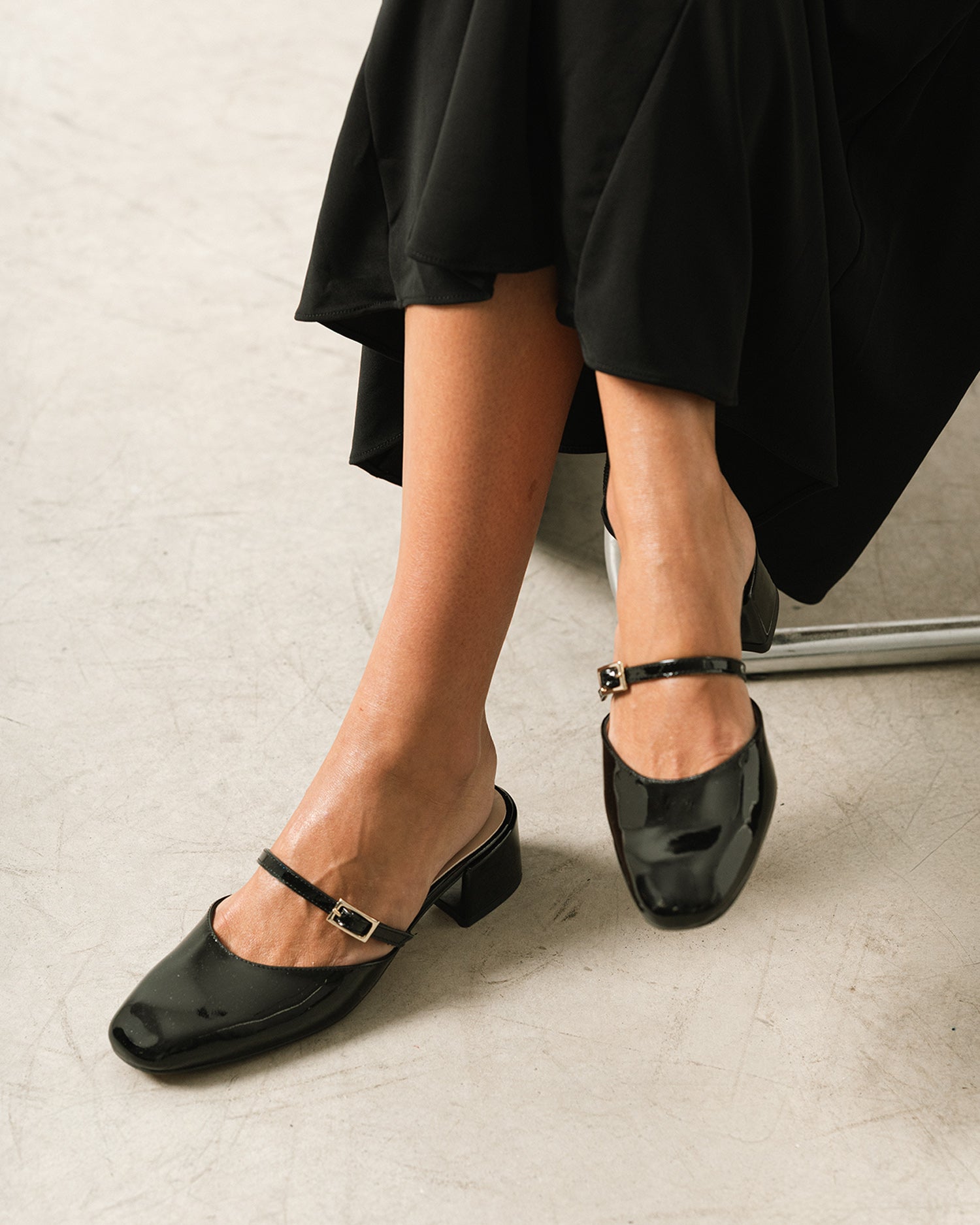 Heeled mule in black patent leather
