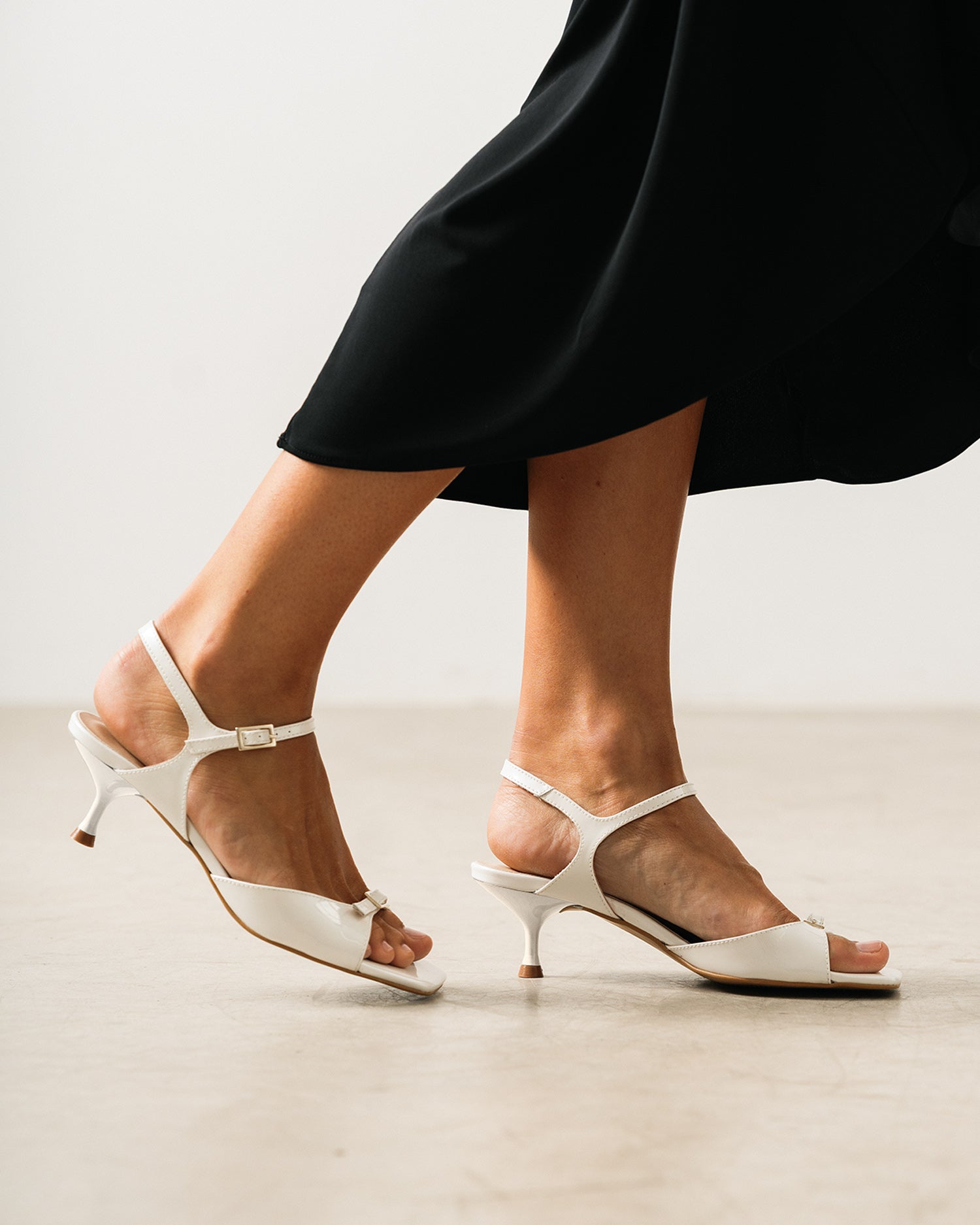 Patent leather sandal in white with heel
