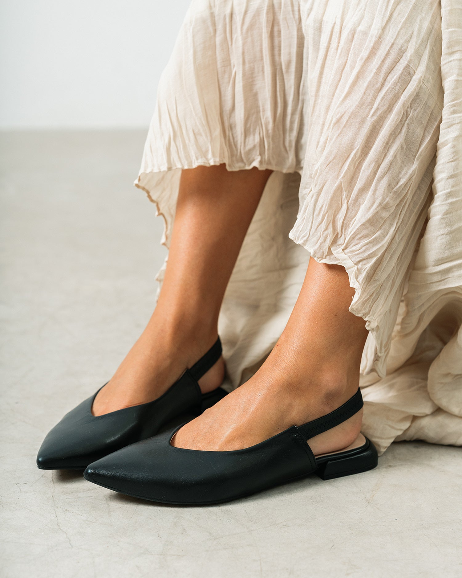 Flat slingback ballerina in black leather
