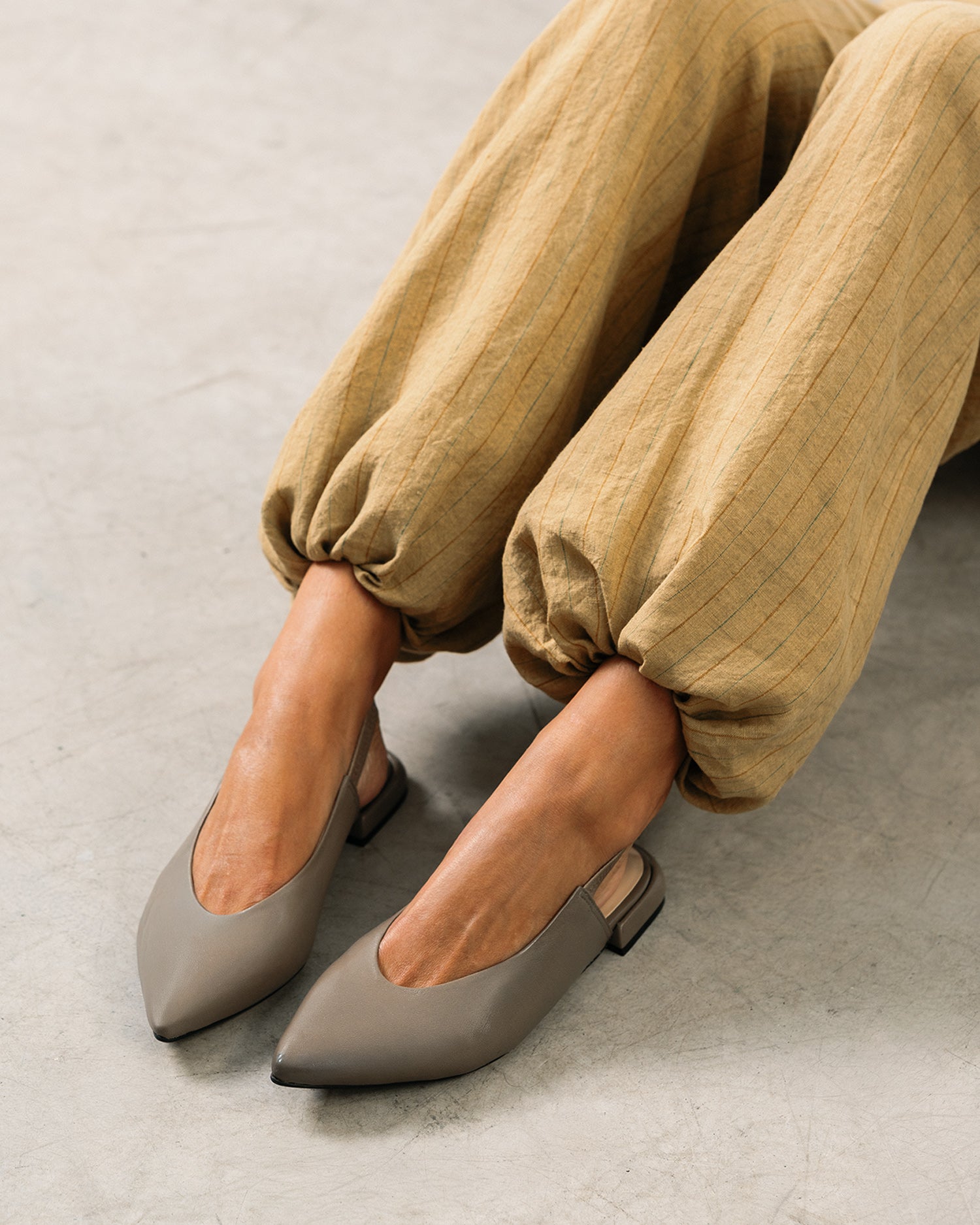 Ballerina piatta slingback in pelle taupe
