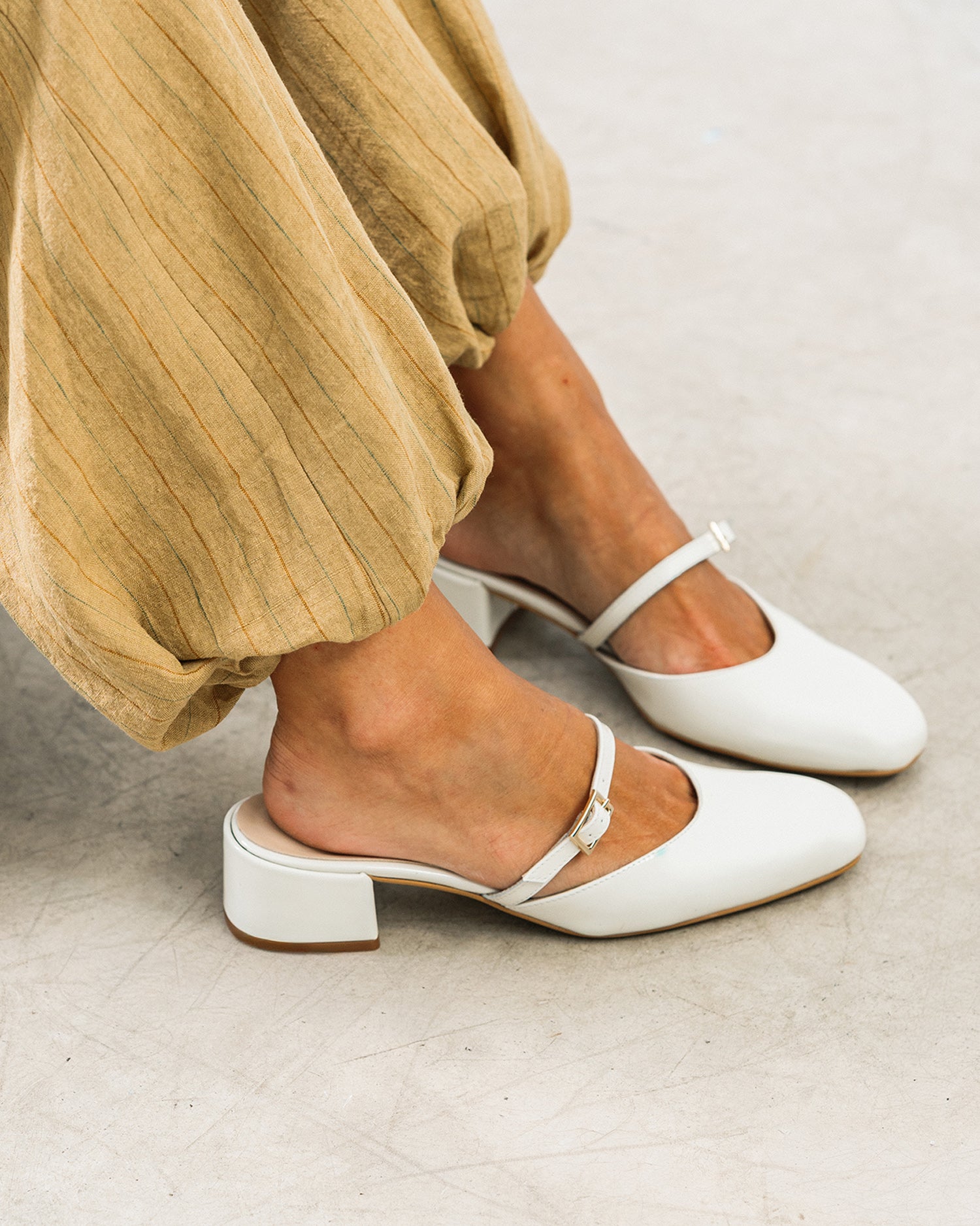 Heeled mule in white patent leather
