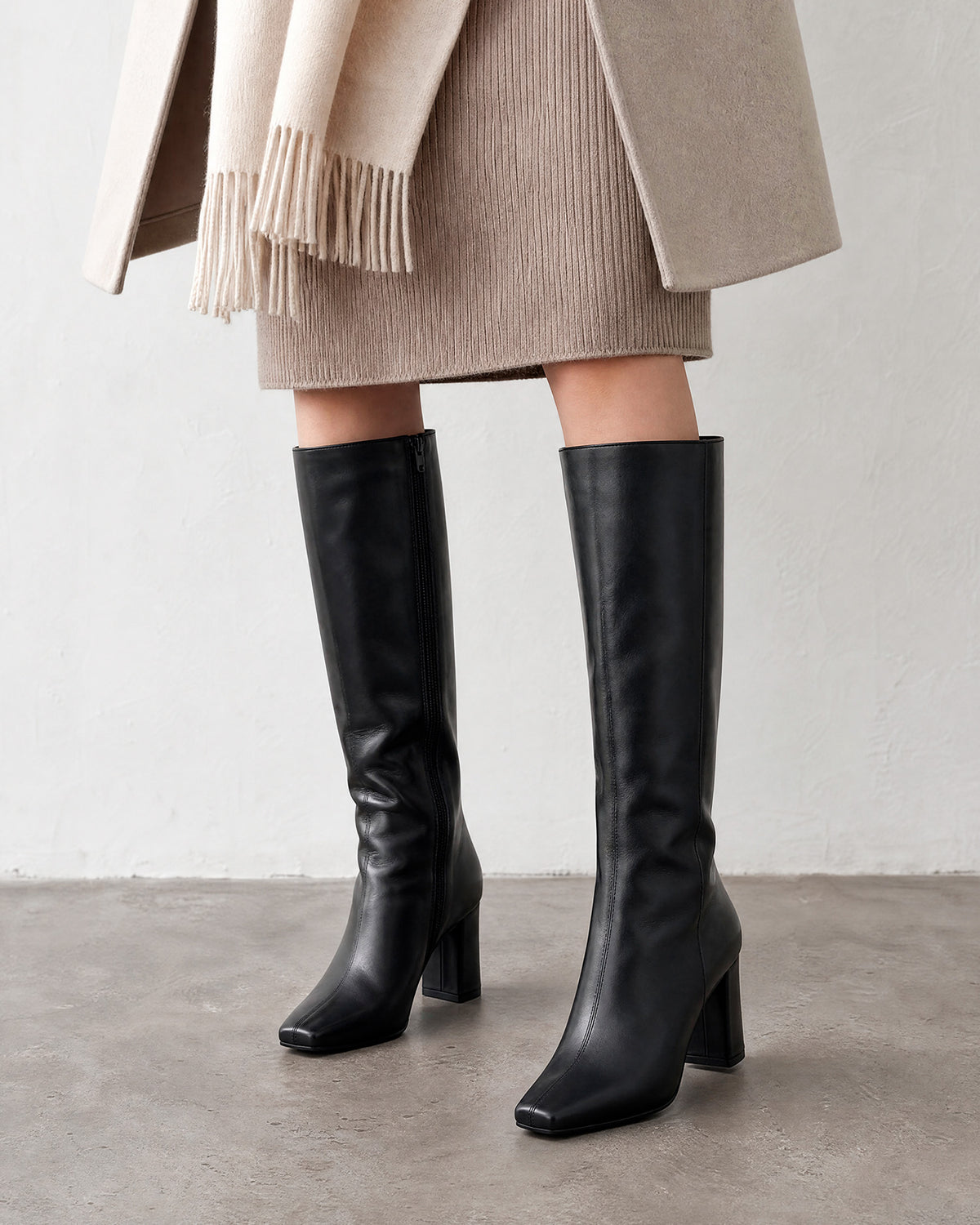 Hoher Stiefel mit Absatz aus schwarzem Leder. 