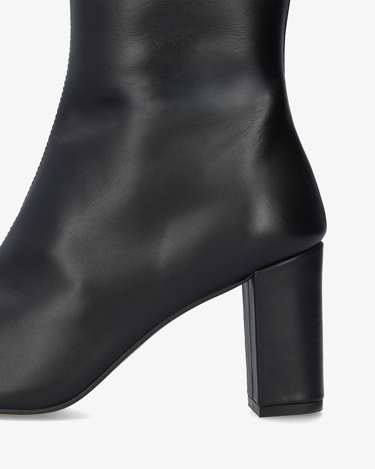 Hoher Stiefel mit Absatz aus schwarzem Leder. 