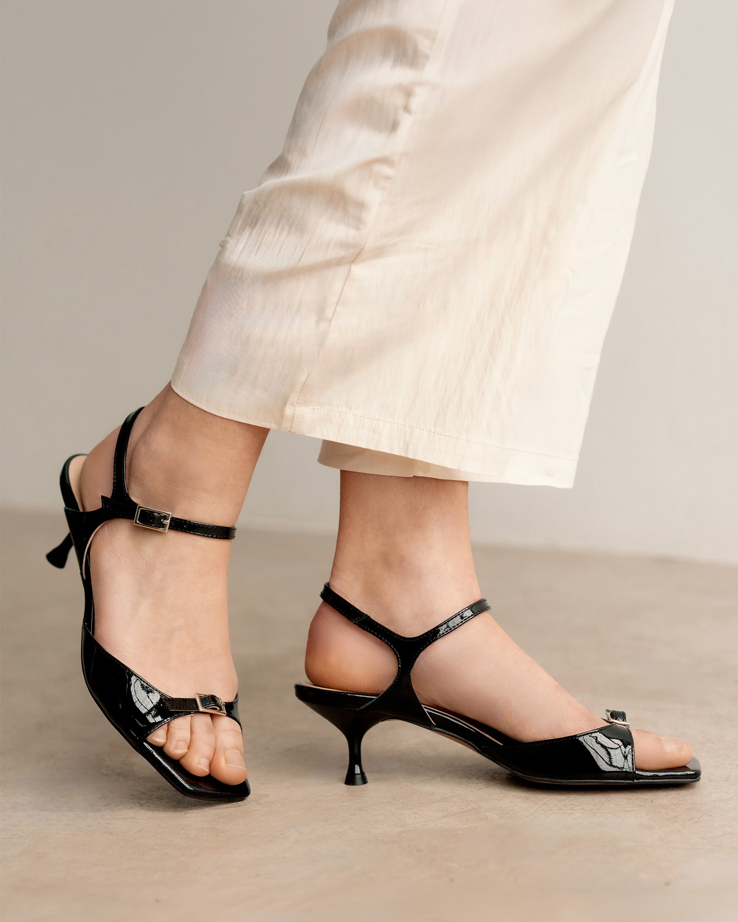 Sandalo in pelle verniciata nero con tacco
