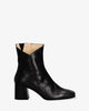 Bottines talon en cuir de couleur noir.