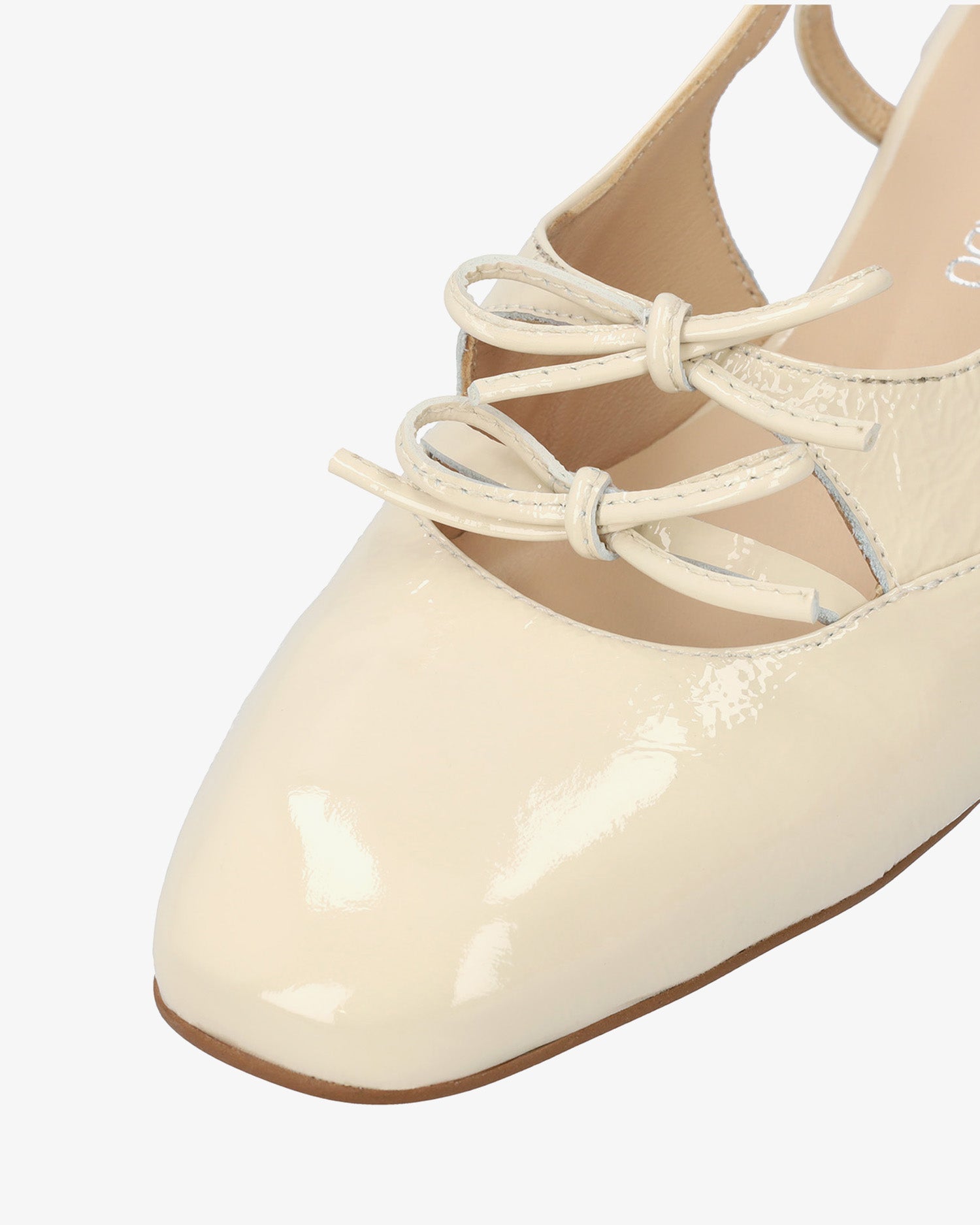 Bailarina con tacón en charol beige