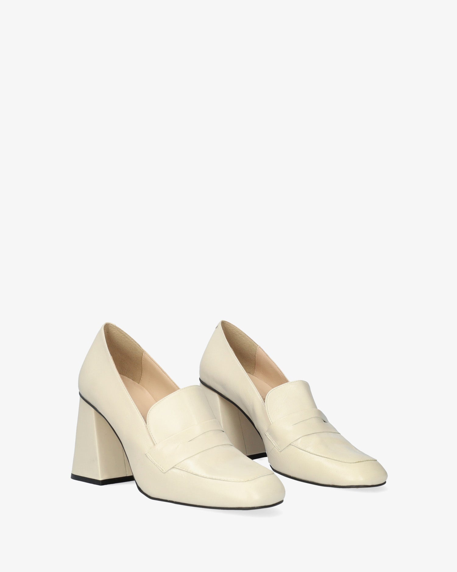 Zapato de estilo mocasín con tacón en piel de color hielo