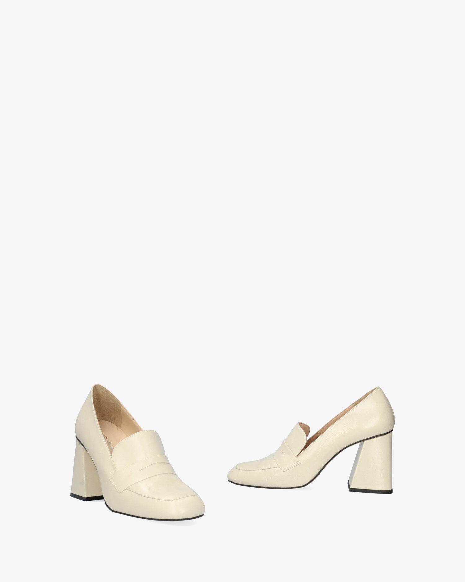 Zapato de estilo mocasín con tacón en piel de color hielo