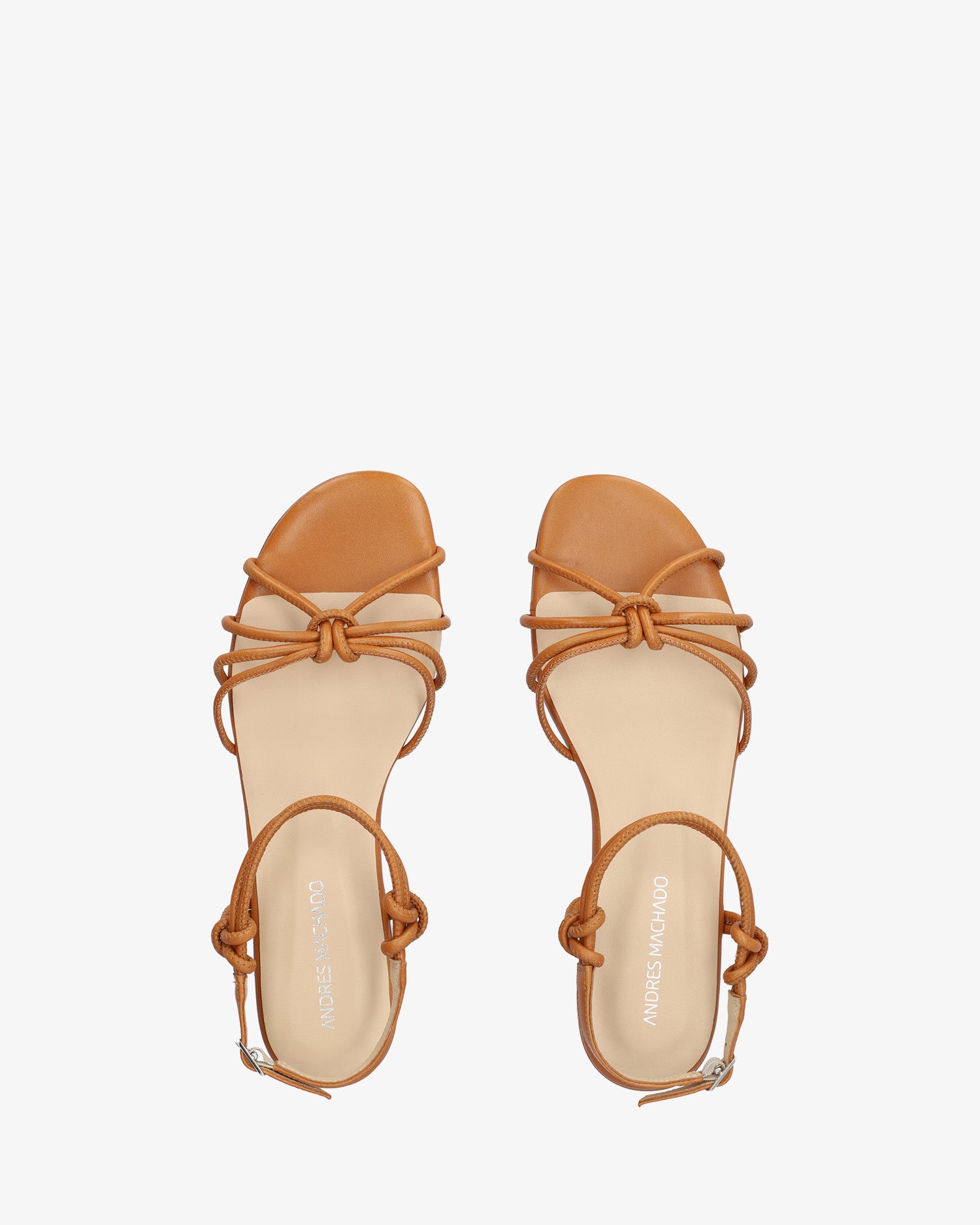 Sandalia plana en piel cuero