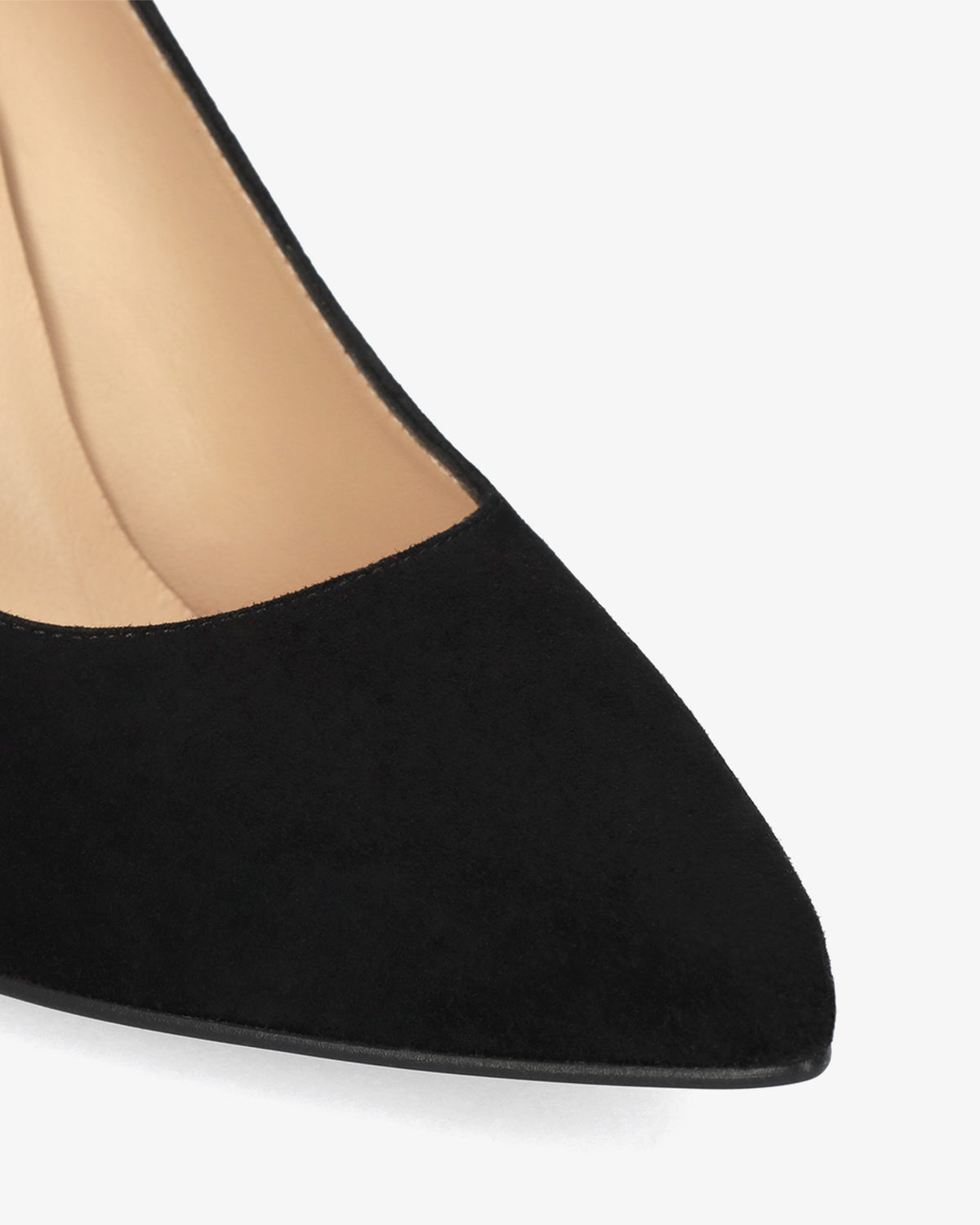 Heeled shoes in black suede