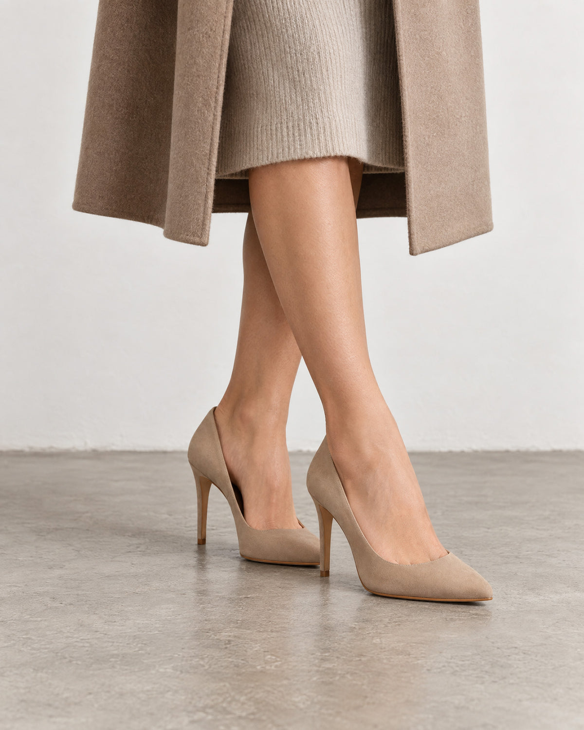 Scarpa con tacco in camoscio taupe
