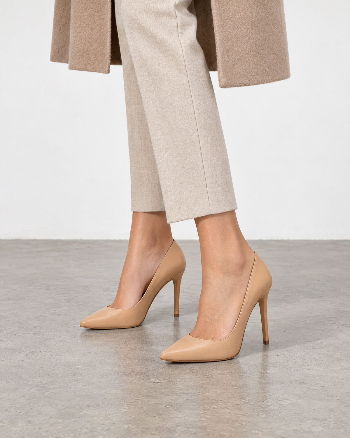 Heeled shoes in nude coloured nappa leather