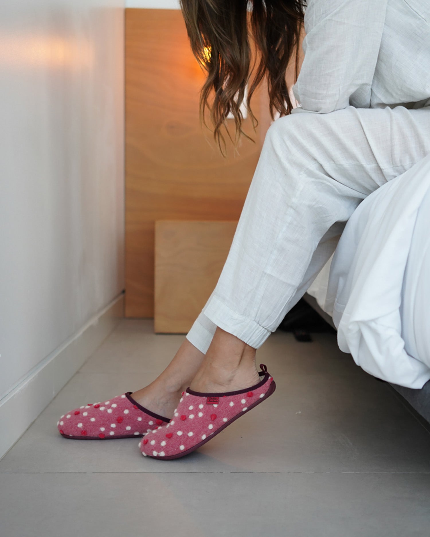 Zapatillas en lana rosa con puntos