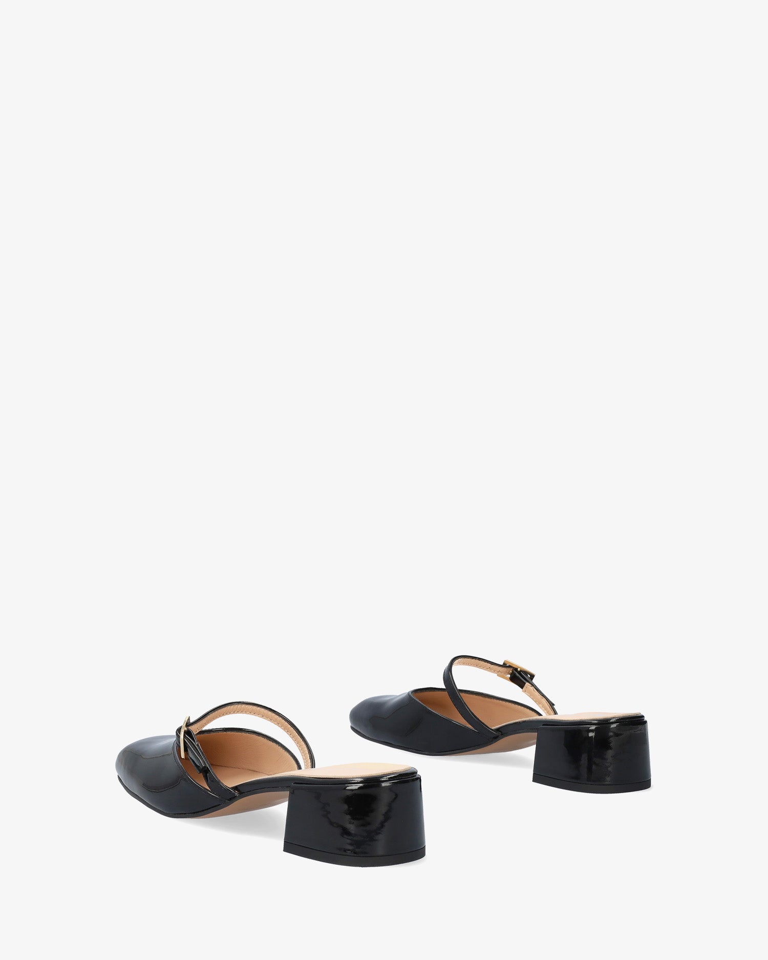 Heeled mule in black patent leather
