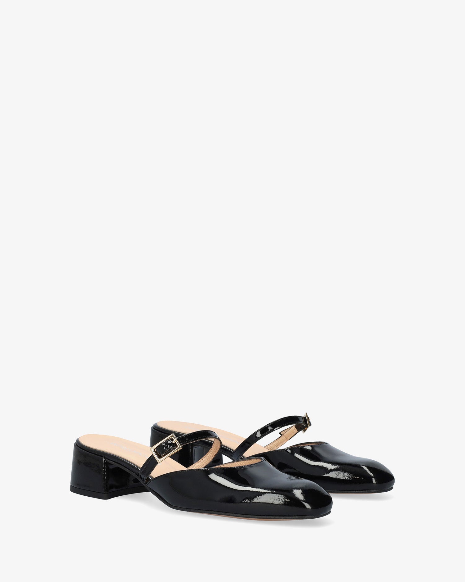 Heeled mule in black patent leather
