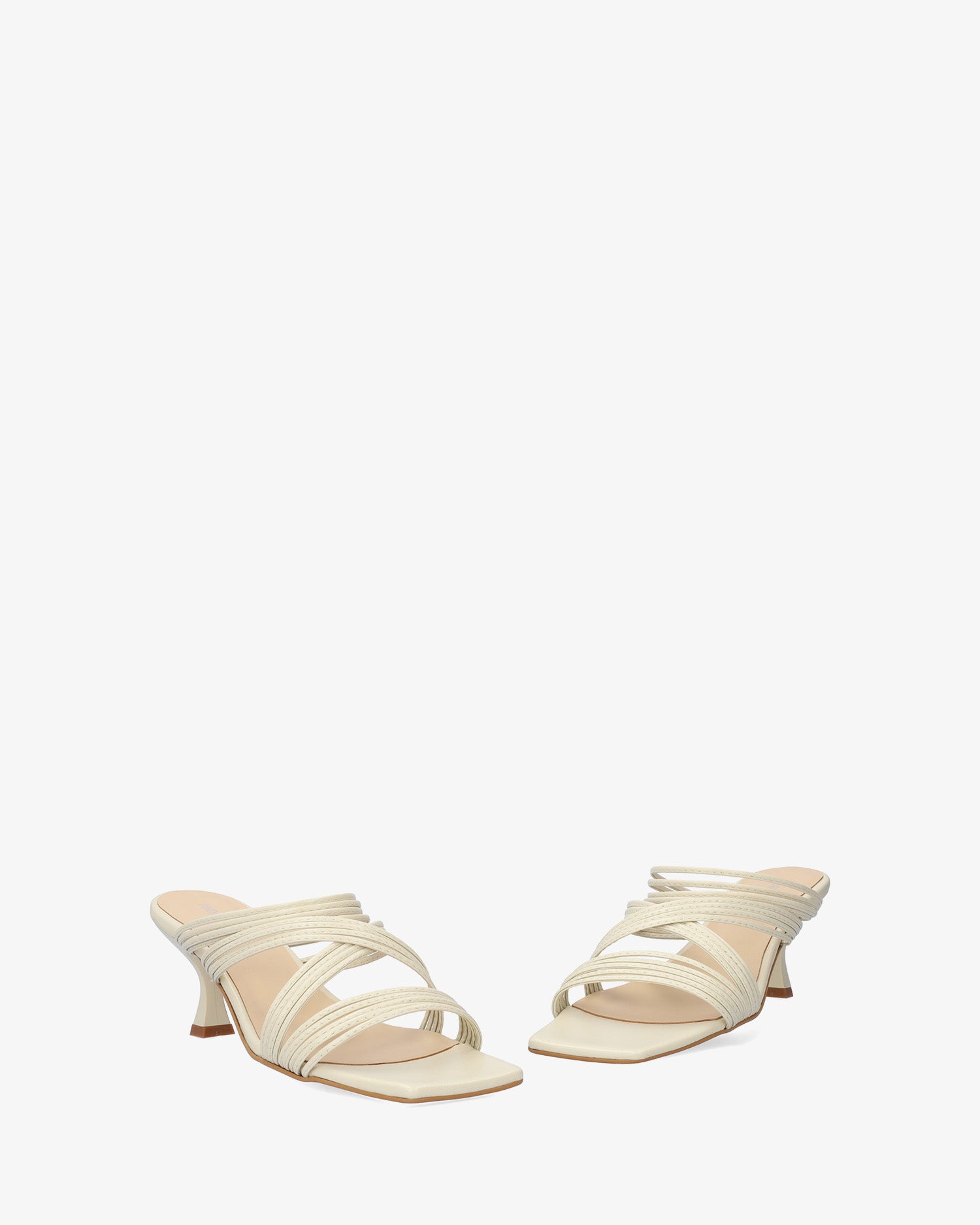 Sandalia con tacón en piel hielo