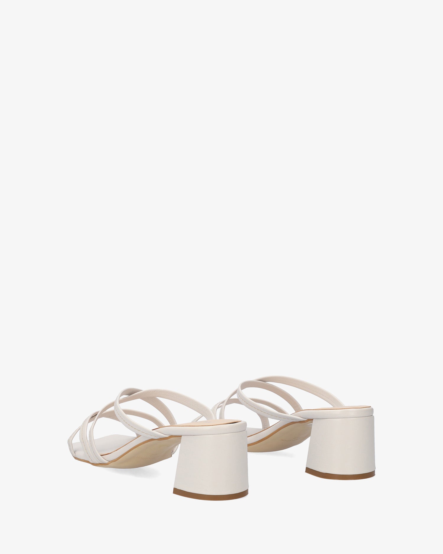 Sandalia con tacón en piel gris