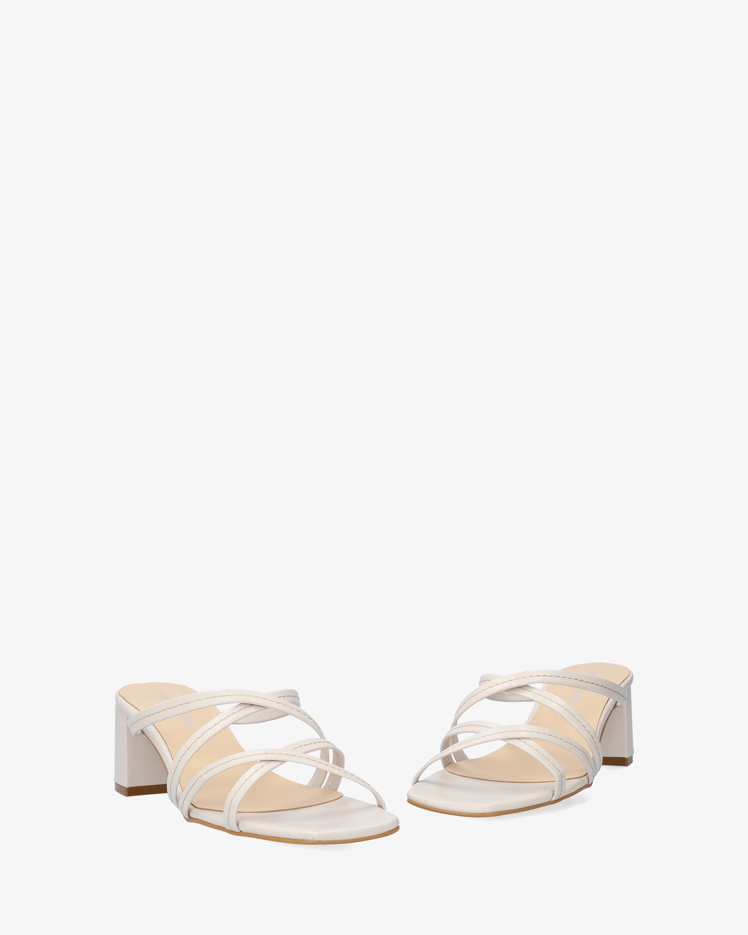 Sandalia con tacón en piel gris