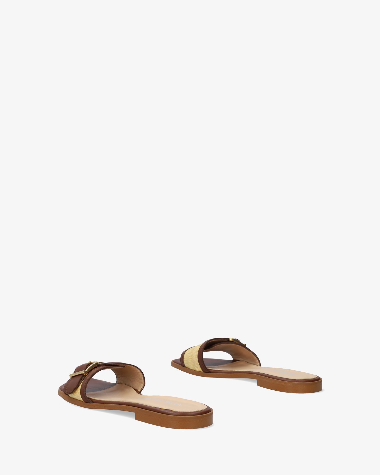 Flat leather sandal in brown
