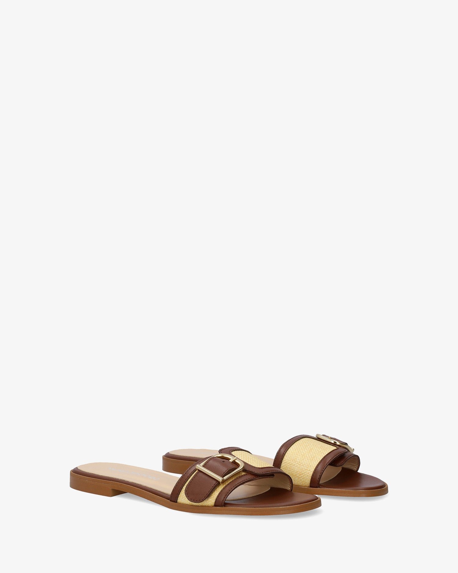 Flat leather sandal in brown
