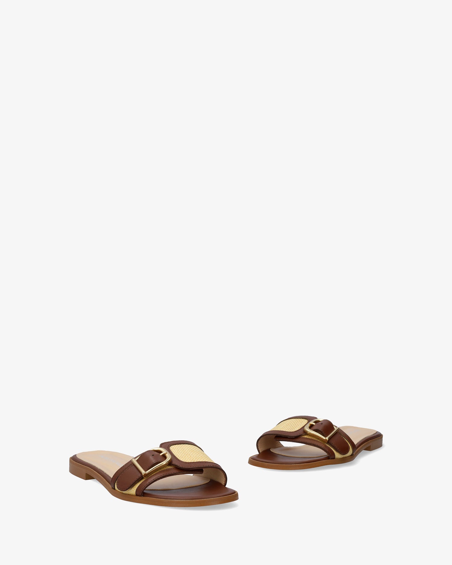 Flat leather sandal in brown
