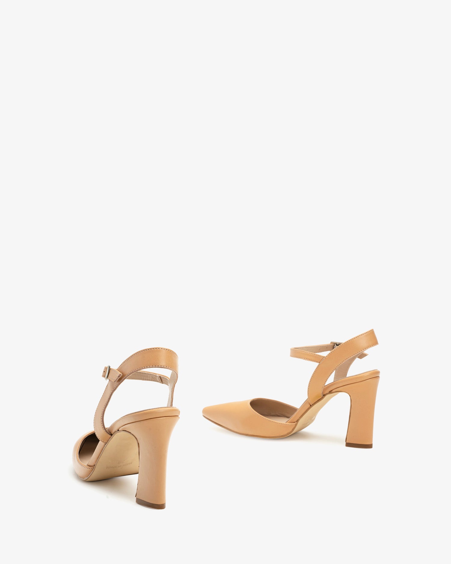 Salón tacón destalonado en piel nude