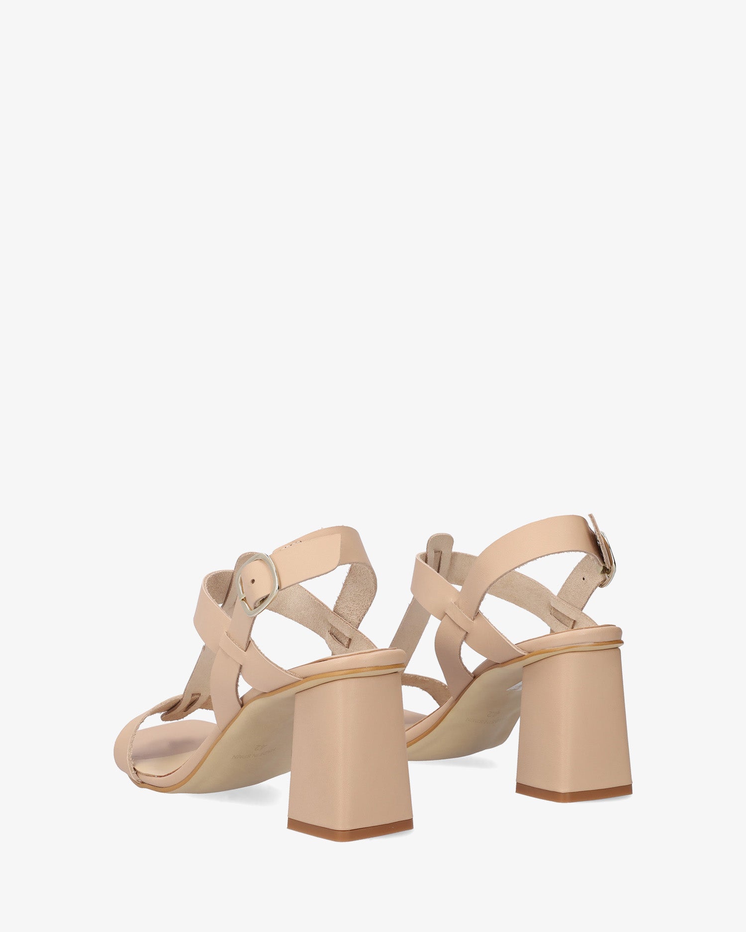 Sandalia con tacón en piel arena