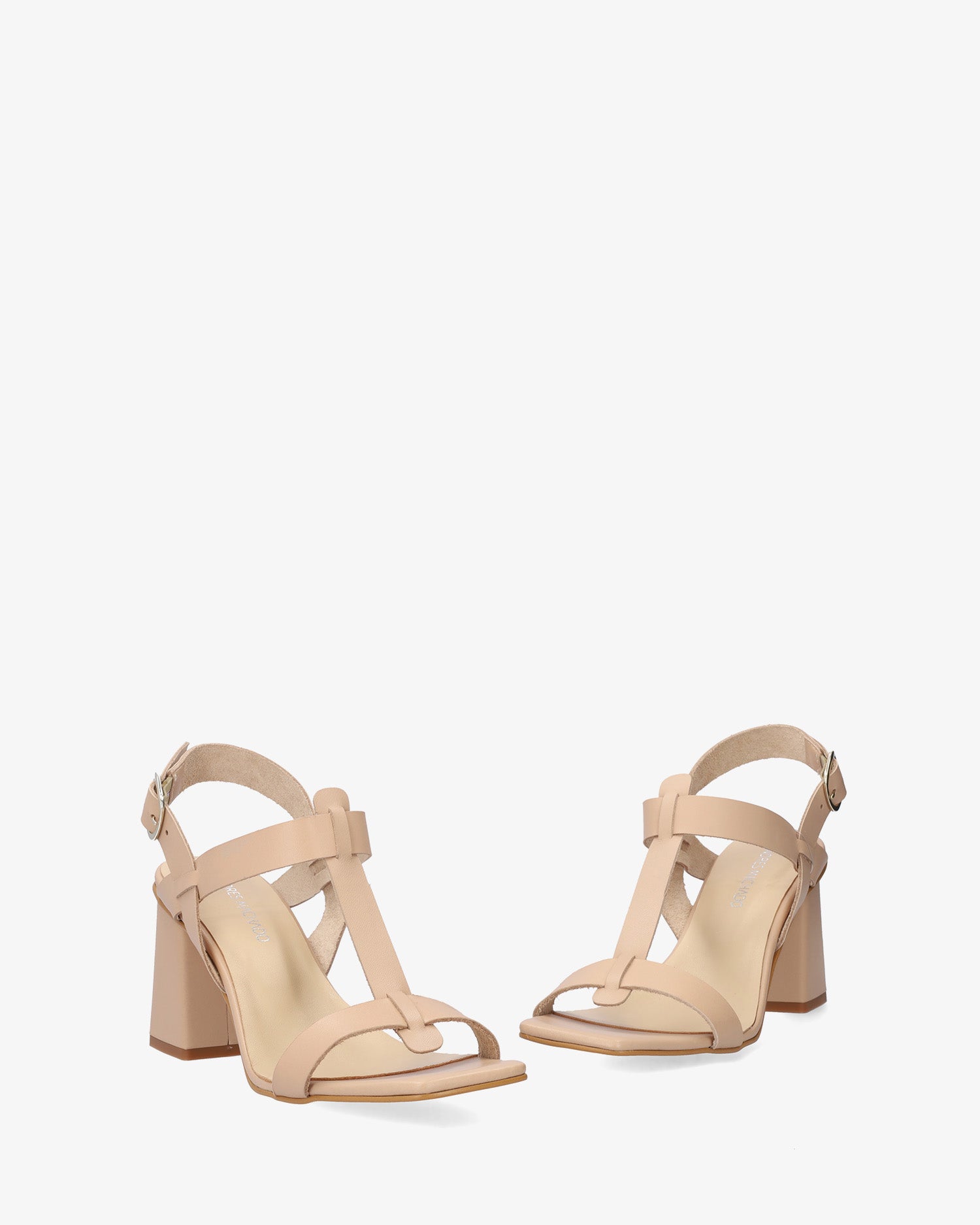 Sandalia con tacón en piel arena