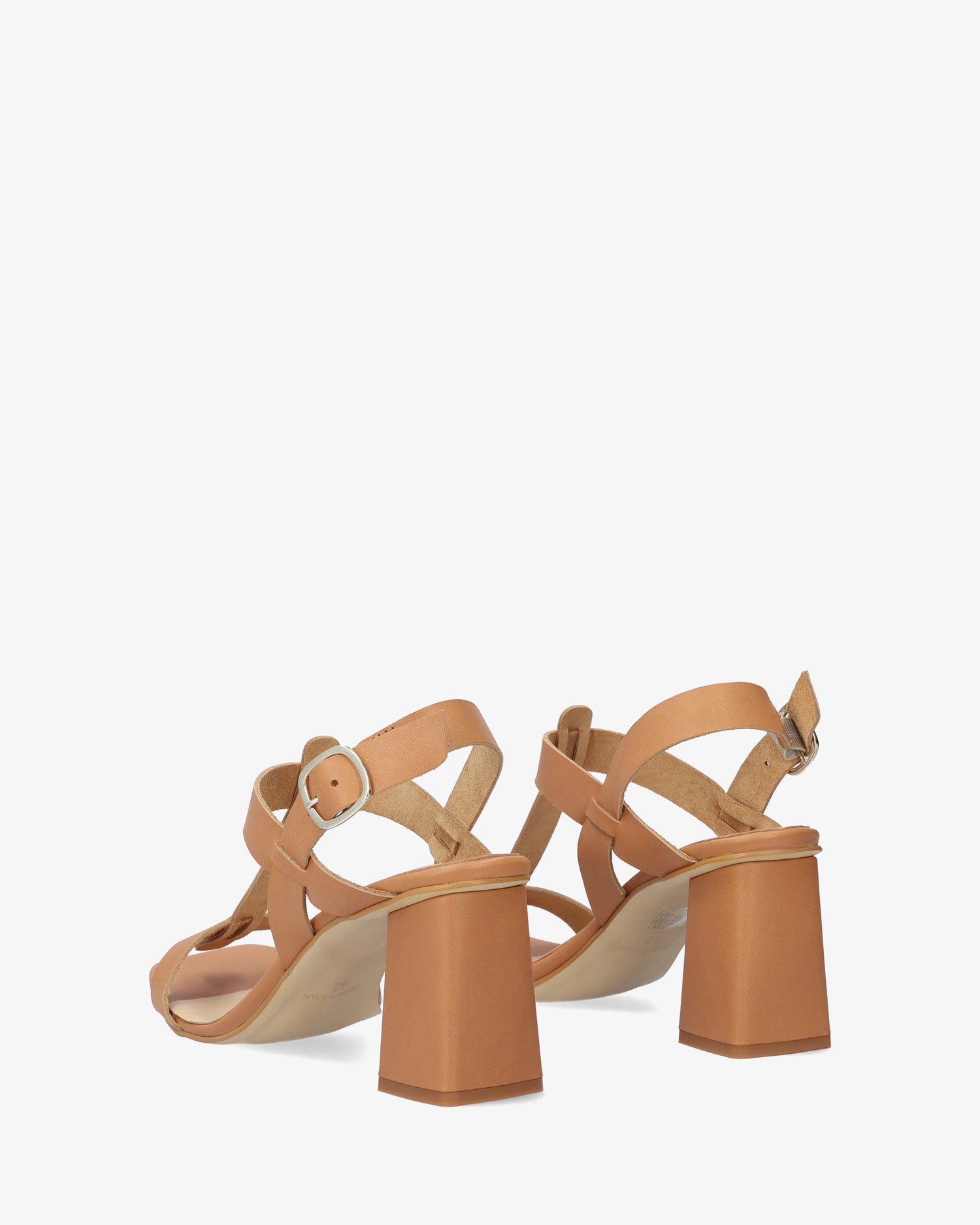 Sandalia con tacón en piel cuero