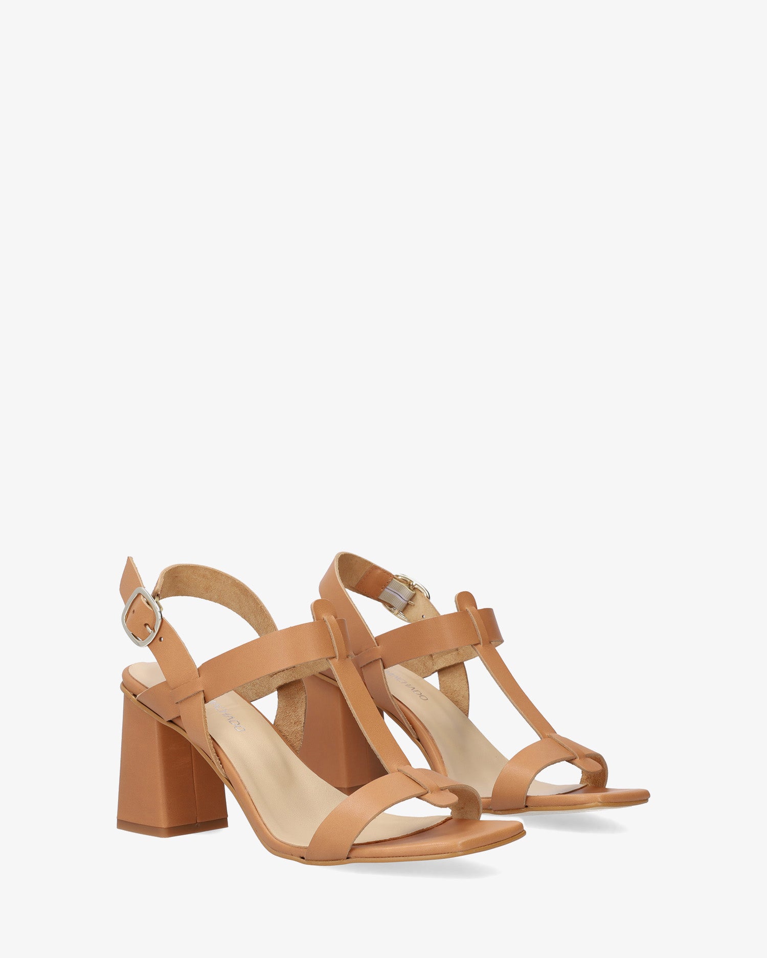 Sandalia con tacón en piel cuero