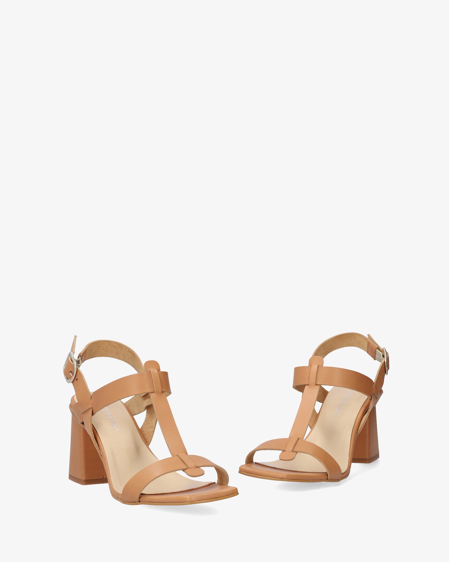 Sandalia con tacón en piel cuero