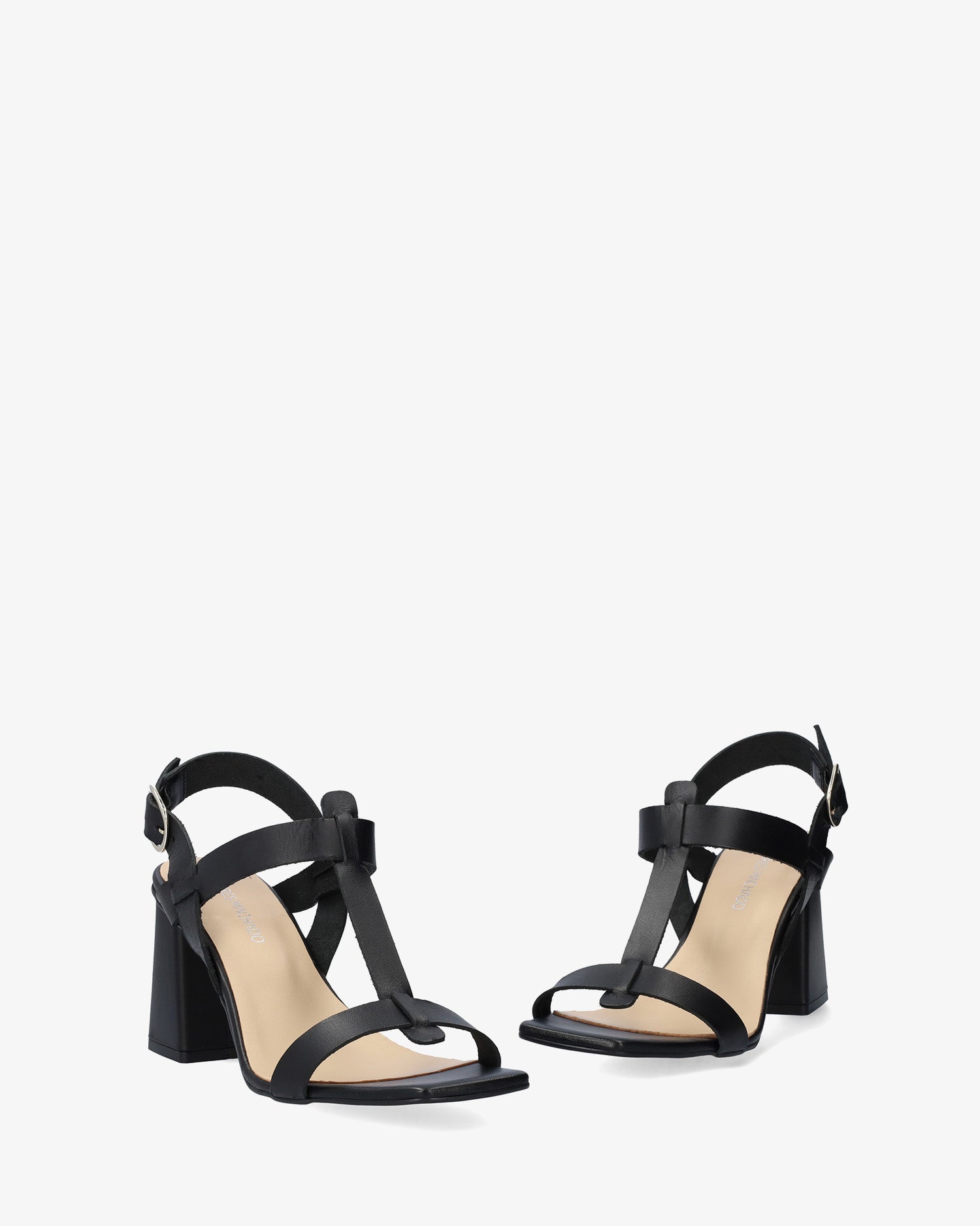 Sandalia con tacón en piel negro